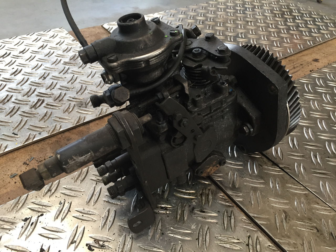 ---Gebrauchte Einspritzpumpe MAN 272, Typ D 0826 LF, Artikel - Nr. : 81.99999 - 9999 - Pompe à carburant pour Camion: photos 1 ---Gebrauchte Einspritzpumpe MAN 272, Typ D 0826 LF, Artikel - Nr. : 81.99999 - 9999 - Pompe à carburant pour Camion: photos 1