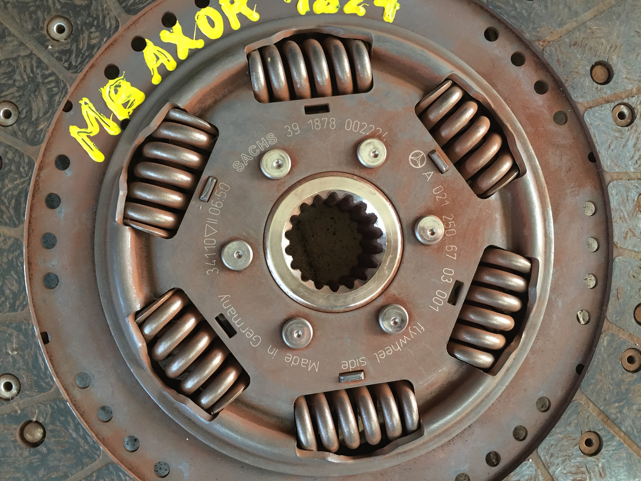 Gebrauchte Kupplungsscheibe MB Axor 1824, Motor Typ : OM 906 LA, Artikel - Nr. : A 021 250 67 03 - Disque d'embrayage pour Camion: photos 1 Gebrauchte Kupplungsscheibe MB Axor 1824, Motor Typ : OM 906 LA, Artikel - Nr. : A 021 250 67 03 - Disque d'embrayage pour Camion: photos 1