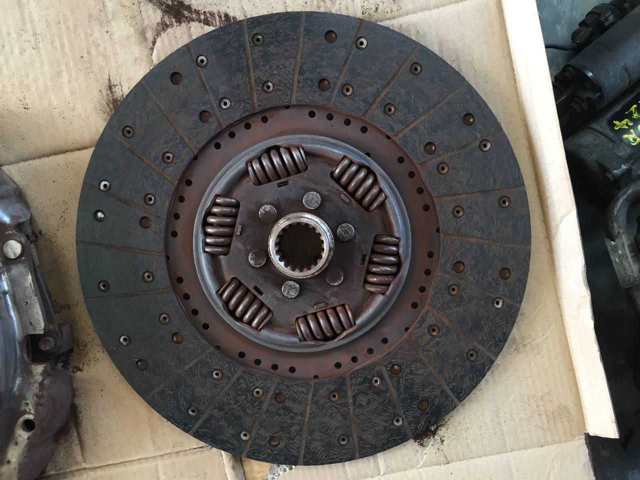 Gebrauchte Kupplungsscheibe MB Axor 1824, Motor Typ : OM 906 LA, Artikel - Nr. : A 021 250 67 03 - Disque d'embrayage pour Camion: photos 5 Gebrauchte Kupplungsscheibe MB Axor 1824, Motor Typ : OM 906 LA, Artikel - Nr. : A 021 250 67 03 - Disque d'embrayage pour Camion: photos 5