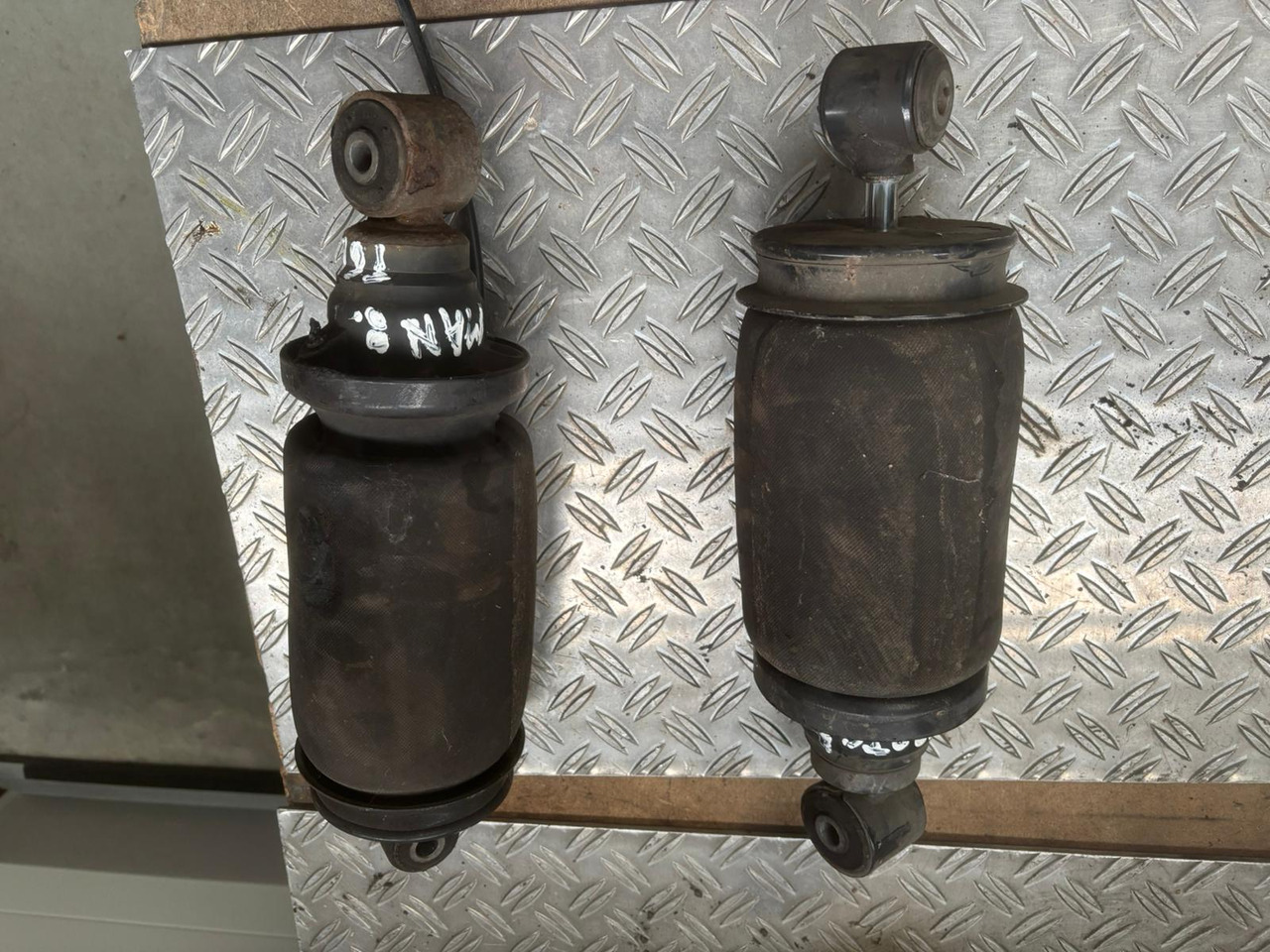 Gebrauchte Luftbälge MAN 8.180, Artikel - Nr. : 81.9999 - 9999 - Suspension de cabine pour Camion: photos 4 Gebrauchte Luftbälge MAN 8.180, Artikel - Nr. : 81.9999 - 9999 - Suspension de cabine pour Camion: photos 4