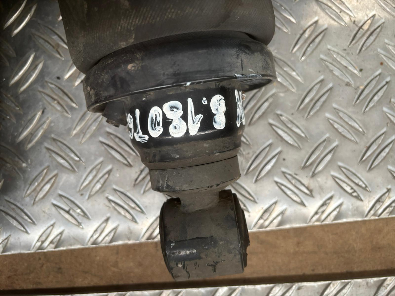 Gebrauchte Luftbälge MAN 8.180, Artikel - Nr. : 81.9999 - 9999 - Suspension de cabine pour Camion: photos 5 Gebrauchte Luftbälge MAN 8.180, Artikel - Nr. : 81.9999 - 9999 - Suspension de cabine pour Camion: photos 5