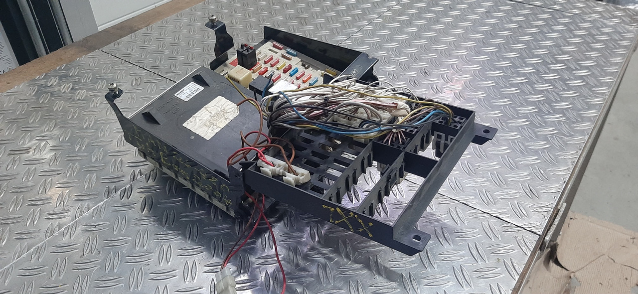 Gebrauchte MAN TGA 26.480 XXL, Steuergerät, Zentraler Bordrechner, Artikel - Nr. : 81.25806 - 7051 - Bloc de gestion pour Camion: photos 3 Gebrauchte MAN TGA 26.480 XXL, Steuergerät, Zentraler Bordrechner, Artikel - Nr. : 81.25806 - 7051 - Bloc de gestion pour Camion: photos 3