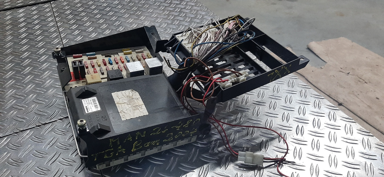 Gebrauchte MAN TGA 26.480 XXL, Steuergerät, Zentraler Bordrechner, Artikel - Nr. : 81.25806 - 7051 - Bloc de gestion pour Camion: photos 4 Gebrauchte MAN TGA 26.480 XXL, Steuergerät, Zentraler Bordrechner, Artikel - Nr. : 81.25806 - 7051 - Bloc de gestion pour Camion: photos 4