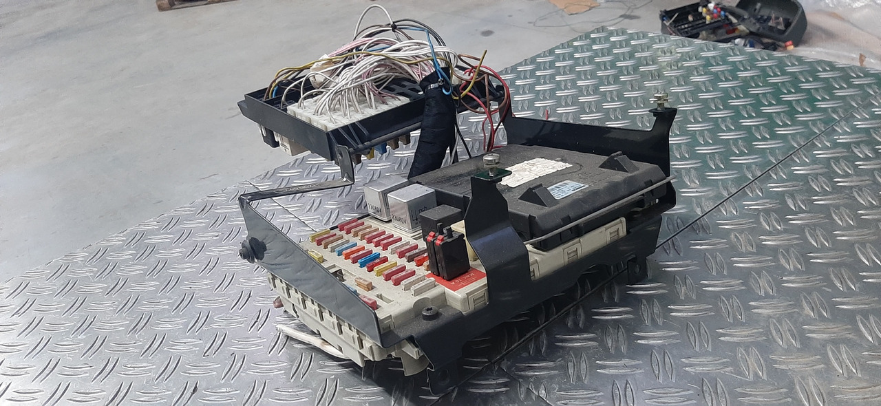 Gebrauchte MAN TGA 26.480 XXL, Steuergerät, Zentraler Bordrechner, Artikel - Nr. : 81.25806 - 7051 - Bloc de gestion pour Camion: photos 2 Gebrauchte MAN TGA 26.480 XXL, Steuergerät, Zentraler Bordrechner, Artikel - Nr. : 81.25806 - 7051 - Bloc de gestion pour Camion: photos 2