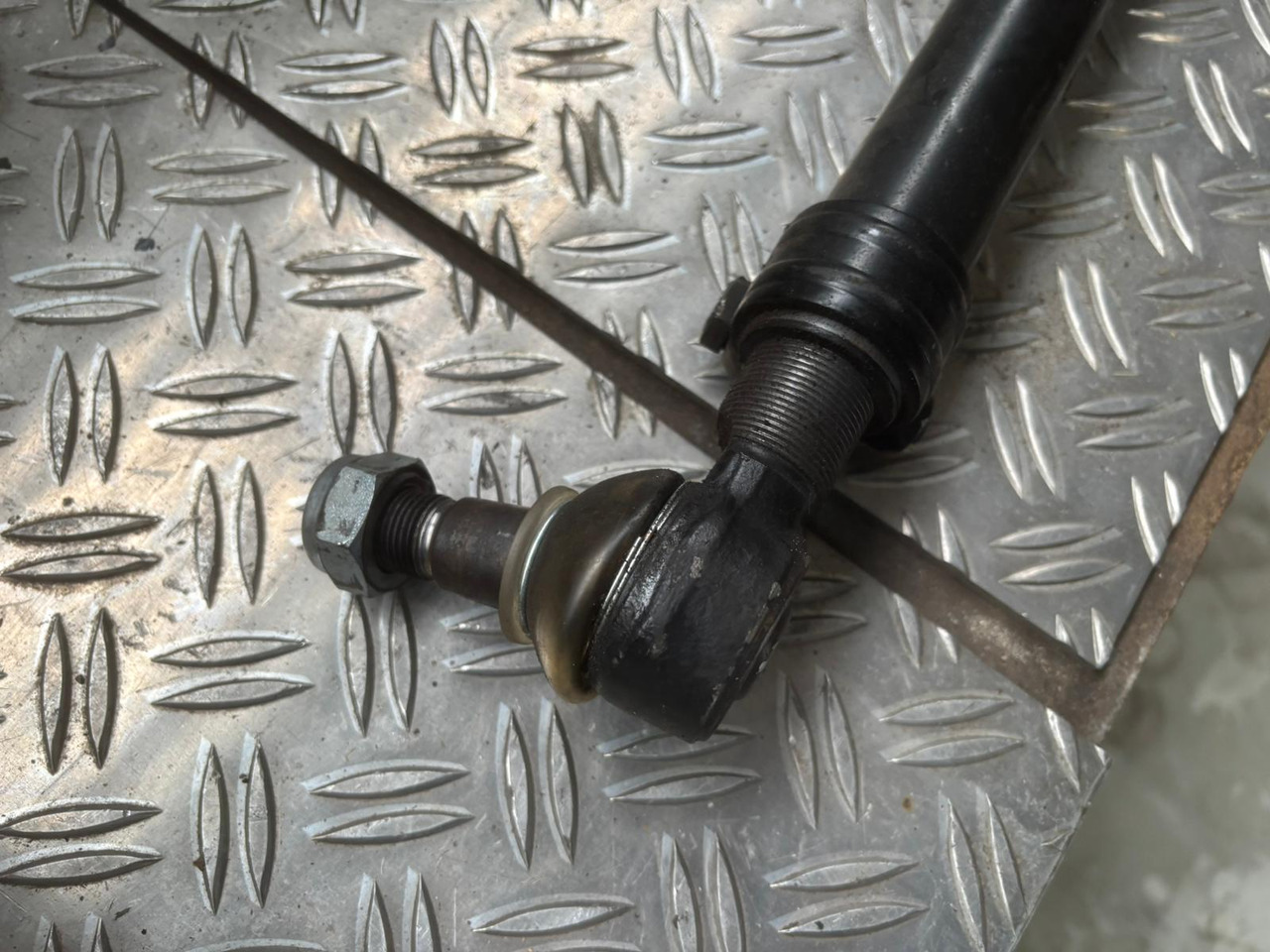 Gebrauchte MAN TGL 8.180 Spurstange / Lenkstange, Artikel - Nr. : 81.46610 - 6820 - Biellette de direction pour Camion: photos 4 Gebrauchte MAN TGL 8.180 Spurstange / Lenkstange, Artikel - Nr. : 81.46610 - 6820 - Biellette de direction pour Camion: photos 4