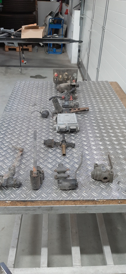 Gebrauchte diverse MAN + MB Luftventile, Steuerventile u. Steuergerät, Artikel - Nr. : 81.99999 - - Bloc de gestion pour Camion: photos 2 Gebrauchte diverse MAN + MB Luftventile, Steuerventile u. Steuergerät, Artikel - Nr. : 81.99999 - - Bloc de gestion pour Camion: photos 2