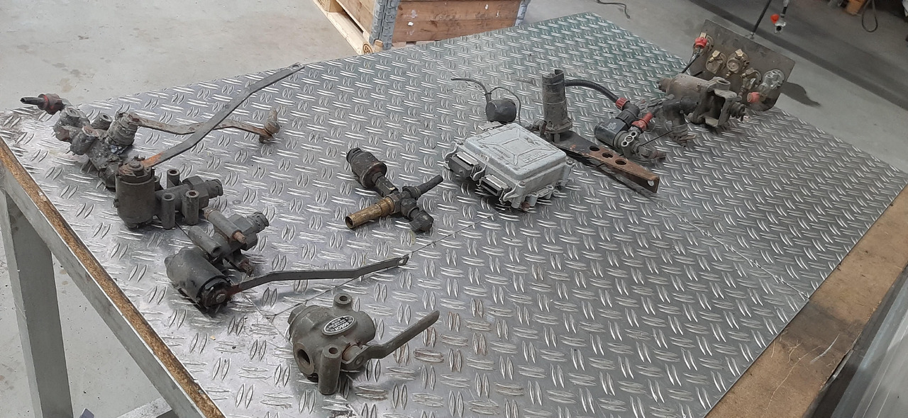 Gebrauchte diverse MAN + MB Luftventile, Steuerventile u. Steuergerät, Artikel - Nr. : 81.99999 - - Bloc de gestion pour Camion: photos 3 Gebrauchte diverse MAN + MB Luftventile, Steuerventile u. Steuergerät, Artikel - Nr. : 81.99999 - - Bloc de gestion pour Camion: photos 3