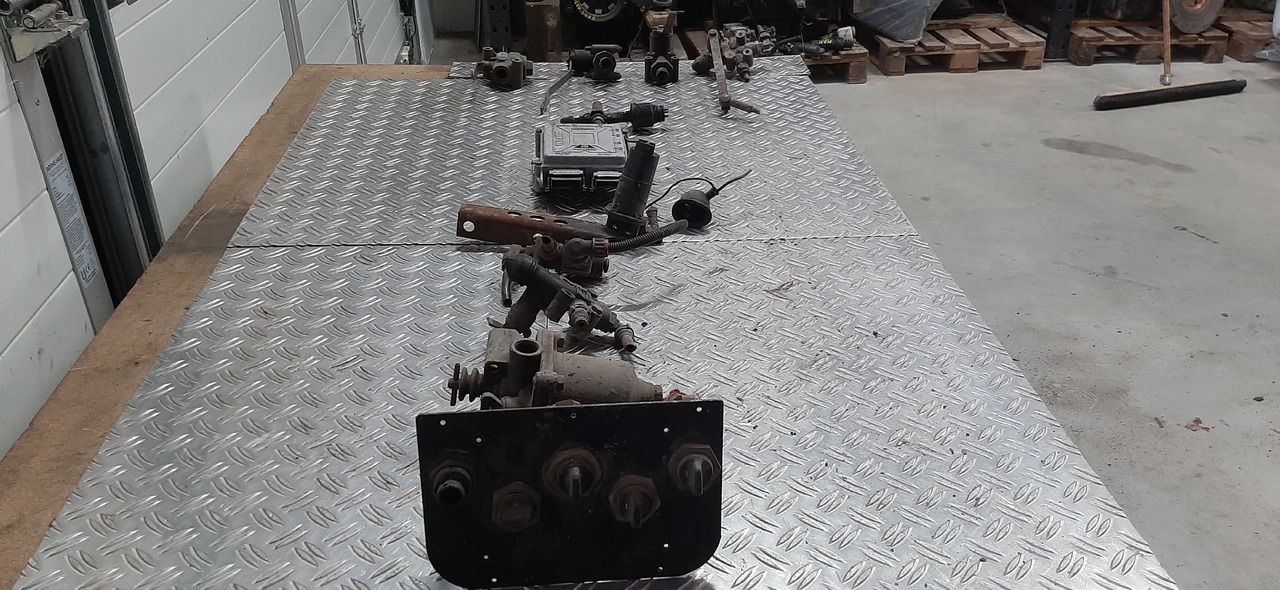 Gebrauchte diverse MAN + MB Luftventile, Steuerventile u. Steuergerät, Artikel - Nr. : 81.99999 - - Bloc de gestion pour Camion: photos 5 Gebrauchte diverse MAN + MB Luftventile, Steuerventile u. Steuergerät, Artikel - Nr. : 81.99999 - - Bloc de gestion pour Camion: photos 5