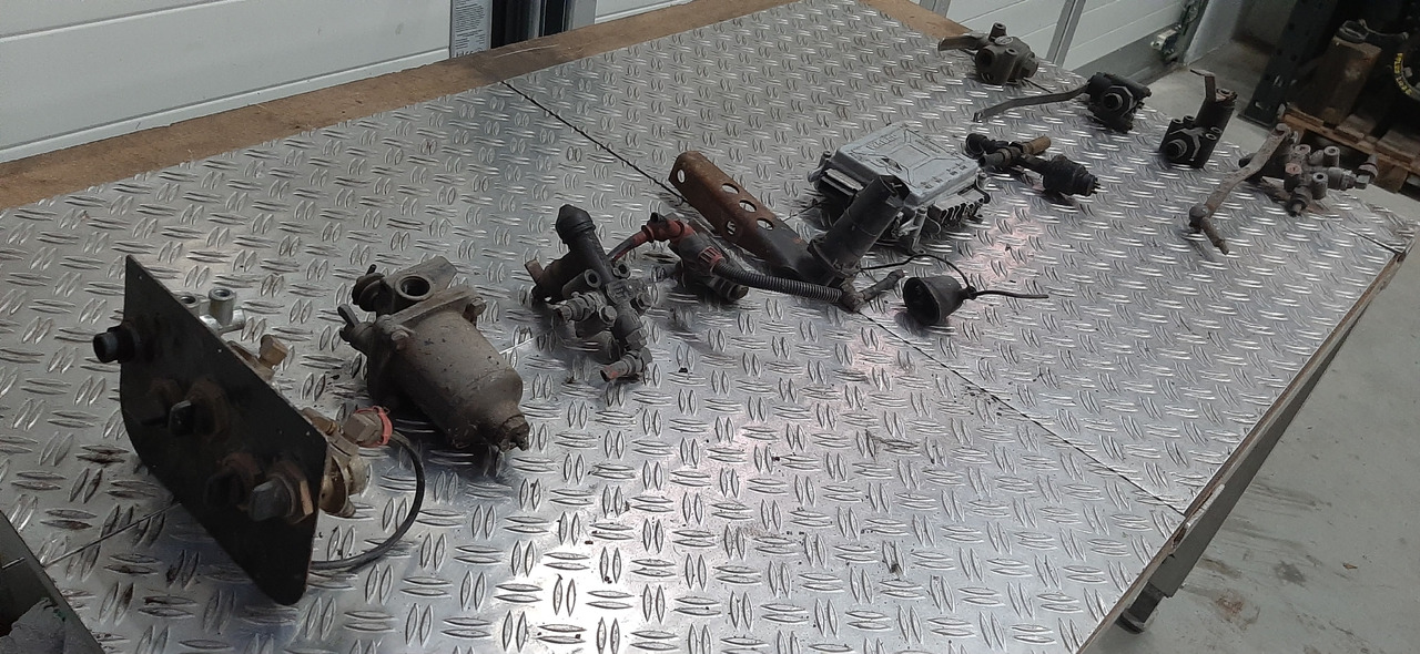 Gebrauchte diverse MAN + MB Luftventile, Steuerventile u. Steuergerät, Artikel - Nr. : 81.99999 - - Bloc de gestion pour Camion: photos 4 Gebrauchte diverse MAN + MB Luftventile, Steuerventile u. Steuergerät, Artikel - Nr. : 81.99999 - - Bloc de gestion pour Camion: photos 4