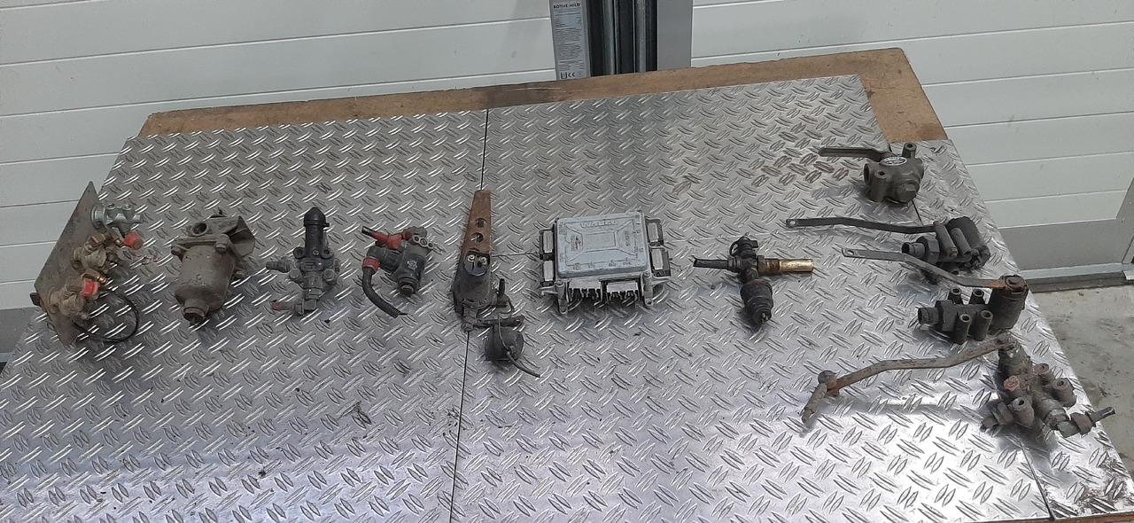 Gebrauchte diverse MAN + MB Luftventile, Steuerventile u. Steuergerät, Artikel - Nr. : 81.99999 - - Bloc de gestion pour Camion: photos 1 Gebrauchte diverse MAN + MB Luftventile, Steuerventile u. Steuergerät, Artikel - Nr. : 81.99999 - - Bloc de gestion pour Camion: photos 1