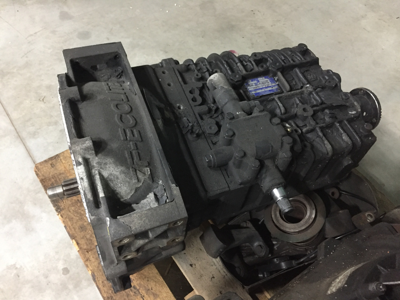 Gebrauchtes Getriebe MAN TGL 8.180, Typ : S6 - 850 TO LL, Artikel - Nr. : 81.32004 - 6139 - Boîte de vitesse pour Camion: photos 4 Gebrauchtes Getriebe MAN TGL 8.180, Typ : S6 - 850 TO LL, Artikel - Nr. : 81.32004 - 6139 - Boîte de vitesse pour Camion: photos 4