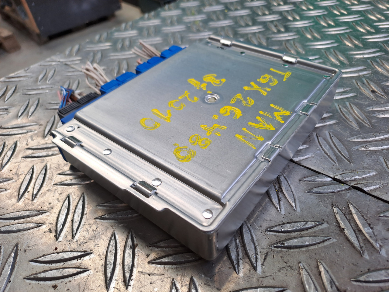 Gebrauchtes MAN TGX 26.480 Steuergerät EBS 5, elektr. Bremssystem , Artikel - Nr.: 81.25808 - 7053 - Bloc de gestion pour Camion: photos 3 Gebrauchtes MAN TGX 26.480 Steuergerät EBS 5, elektr. Bremssystem , Artikel - Nr.: 81.25808 - 7053 - Bloc de gestion pour Camion: photos 3