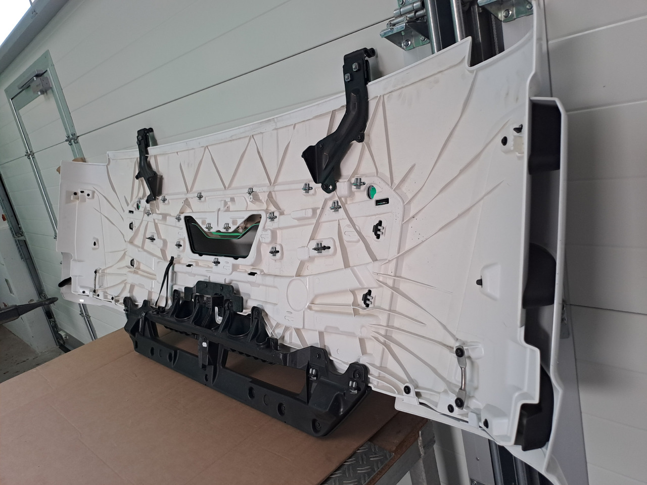 Neuwertige Frontklappe, silber, schmal MAN TGL / TGM / TG3, Artikel - Nr.: 81.61110 - 6123 - Capot pour Camion: photos 5 Neuwertige Frontklappe, silber, schmal MAN TGL / TGM / TG3, Artikel - Nr.: 81.61110 - 6123 - Capot pour Camion: photos 5