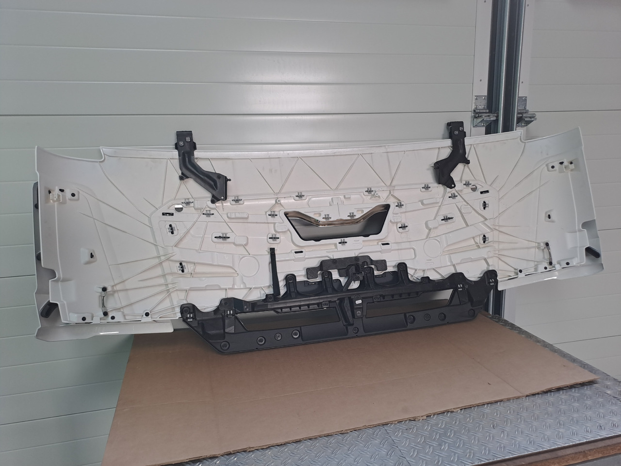 Neuwertige Frontklappe, silber, schmal MAN TGL / TGM / TG3, Artikel - Nr.: 81.61110 - 6123 - Capot pour Camion: photos 3 Neuwertige Frontklappe, silber, schmal MAN TGL / TGM / TG3, Artikel - Nr.: 81.61110 - 6123 - Capot pour Camion: photos 3