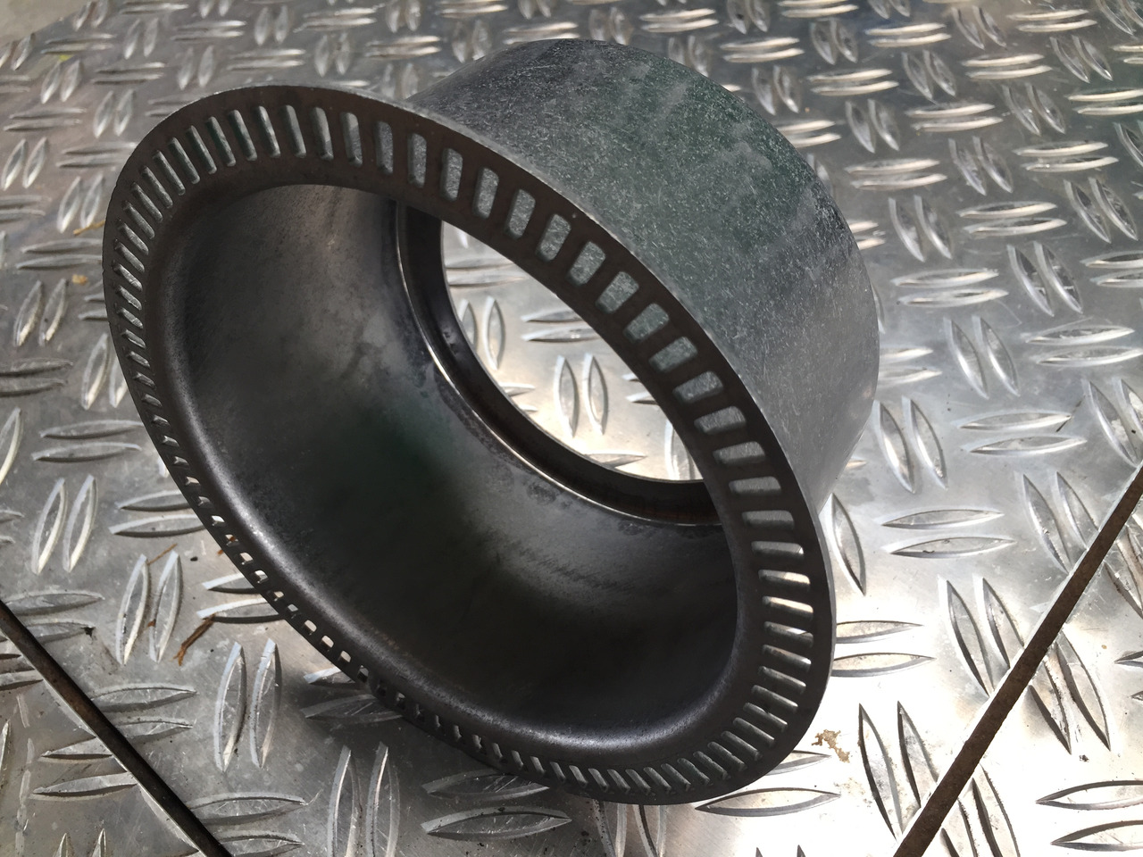 Neuwertige MAN L 2000 Impulsrad Hinterachse Nabe ABS , Artikel - Nr. : 81.52403 - 0028 - Essieu arrière pour Camion: photos 1 Neuwertige MAN L 2000 Impulsrad Hinterachse Nabe ABS , Artikel - Nr. : 81.52403 - 0028 - Essieu arrière pour Camion: photos 1