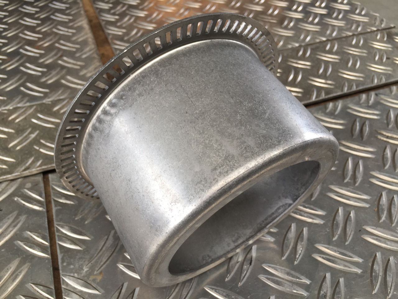 Neuwertige MAN L 2000 Impulsrad Hinterachse Nabe ABS , Artikel - Nr. : 81.52403 - 0028 - Essieu arrière pour Camion: photos 3 Neuwertige MAN L 2000 Impulsrad Hinterachse Nabe ABS , Artikel - Nr. : 81.52403 - 0028 - Essieu arrière pour Camion: photos 3