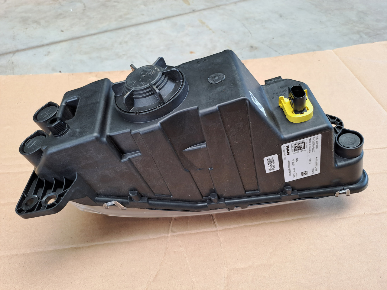 Neuwertiger Nebelscheinwerfer MAN TG3 rechts, Artikel - Nr. : 81.25204 - 0002 / 0001 - Feu anti-brouillard pour Camion: photos 2 Neuwertiger Nebelscheinwerfer MAN TG3 rechts, Artikel - Nr. : 81.25204 - 0002 / 0001 - Feu anti-brouillard pour Camion: photos 2