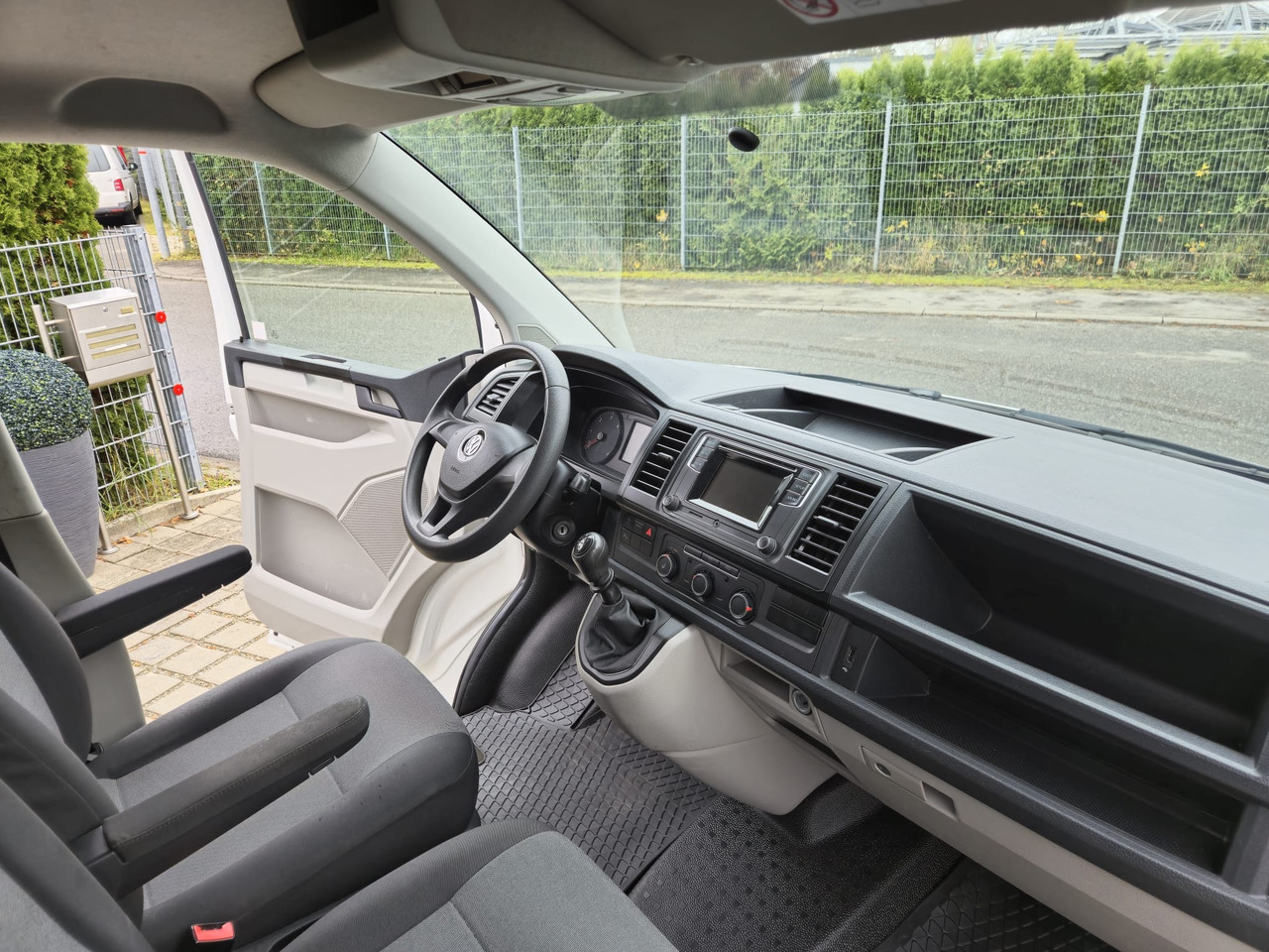 VOLKSWAGEN T6 Transporter Klima/PDC/AHK/Standheiz. - Fourgon utilitaire: photos 2 VOLKSWAGEN T6 Transporter Klima/PDC/AHK/Standheiz. - Fourgon utilitaire: photos 2