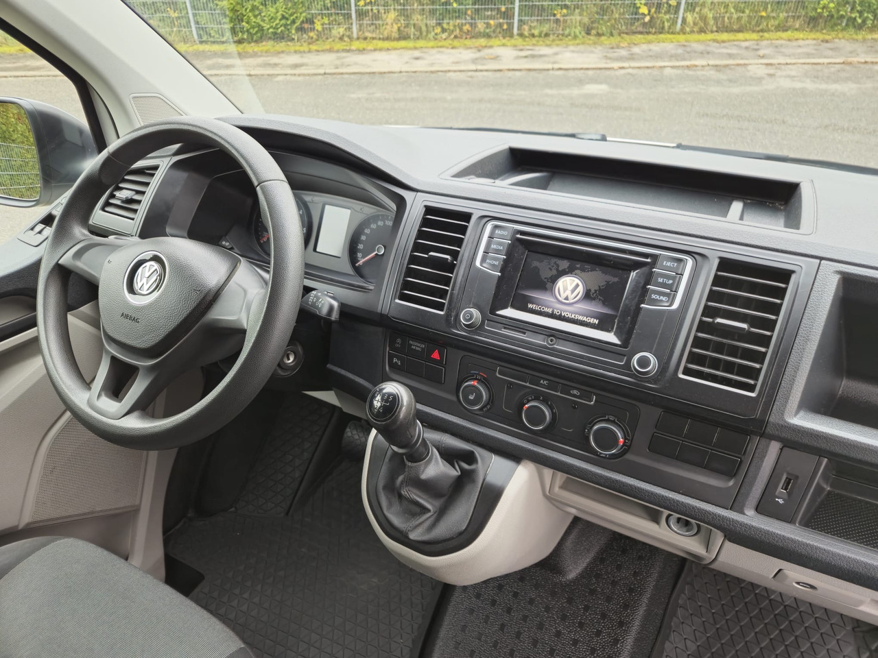 VOLKSWAGEN T6 Transporter Klima/PDC/AHK/Standheiz. - Fourgon utilitaire: photos 3 VOLKSWAGEN T6 Transporter Klima/PDC/AHK/Standheiz. - Fourgon utilitaire: photos 3