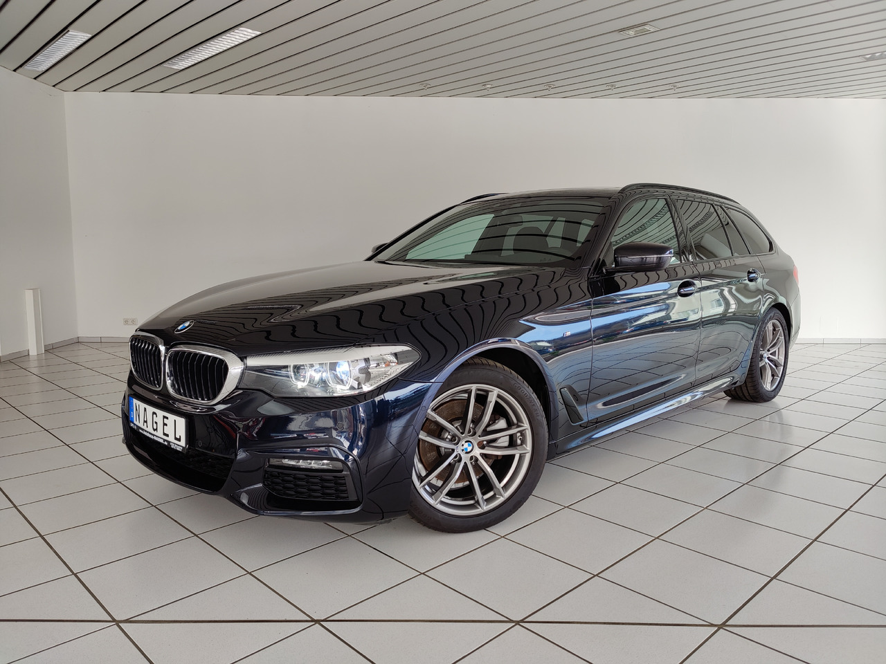 BMW 520 d xDrive M Sport Navi Kam Pano SHZ - Voiture break: photos 1 BMW 520 d xDrive M Sport Navi Kam Pano SHZ - Voiture break: photos 1