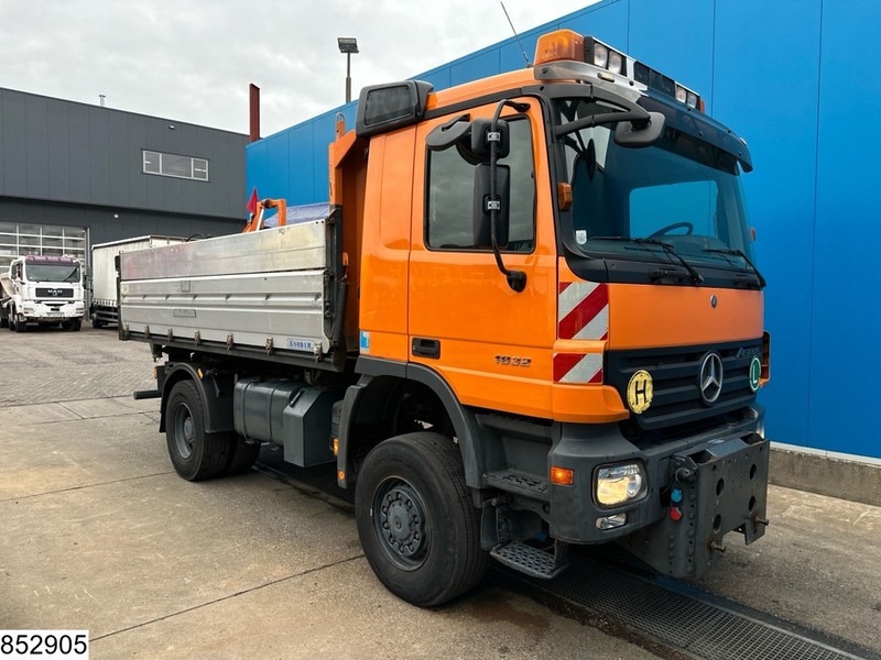 Mercedes-Benz Actros 1832 4X4, Grit spreader, Snow plough, Tipper - Camion benne: photos 3 Mercedes-Benz Actros 1832 4X4, Grit spreader, Snow plough, Tipper - Camion benne: photos 3
