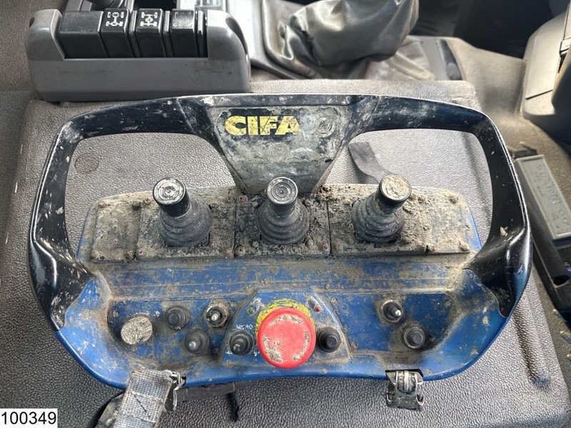 Camion pompe Renault Kerax 420 8x4, EURO 3, Cifa MK20, 9m3: photos 11 Camion pompe Renault Kerax 420 8x4, EURO 3, Cifa MK20, 9m3: photos 11