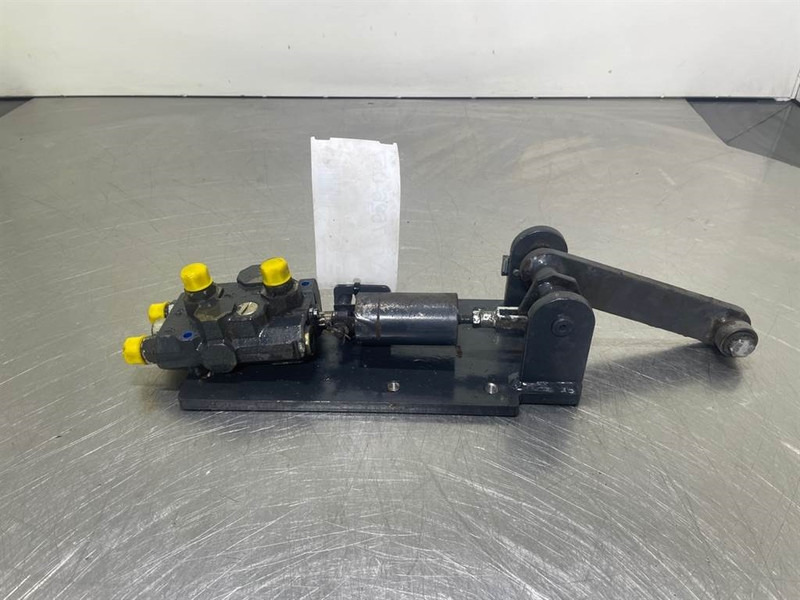 Ahlmann AZ6-4145334O-Stuetzventilschaltung/Zwenkventiel - Hydraulique pour Engins de chantier: photos 1 Ahlmann AZ6-4145334O-Stuetzventilschaltung/Zwenkventiel - Hydraulique pour Engins de chantier: photos 1