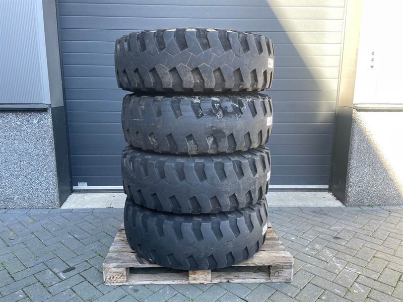 Atlas AR65-Michelin 335/80R20 (12.5R20)-Tire/Reifen/Band - Pneus et jantes pour Engins de chantier: photos 1 Atlas AR65-Michelin 335/80R20 (12.5R20)-Tire/Reifen/Band - Pneus et jantes pour Engins de chantier: photos 1