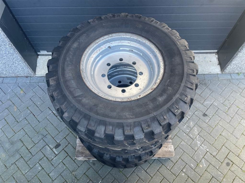 Atlas AR65-Michelin 335/80R20 (12.5R20)-Tire/Reifen/Band - Pneus et jantes pour Engins de chantier: photos 5 Atlas AR65-Michelin 335/80R20 (12.5R20)-Tire/Reifen/Band - Pneus et jantes pour Engins de chantier: photos 5