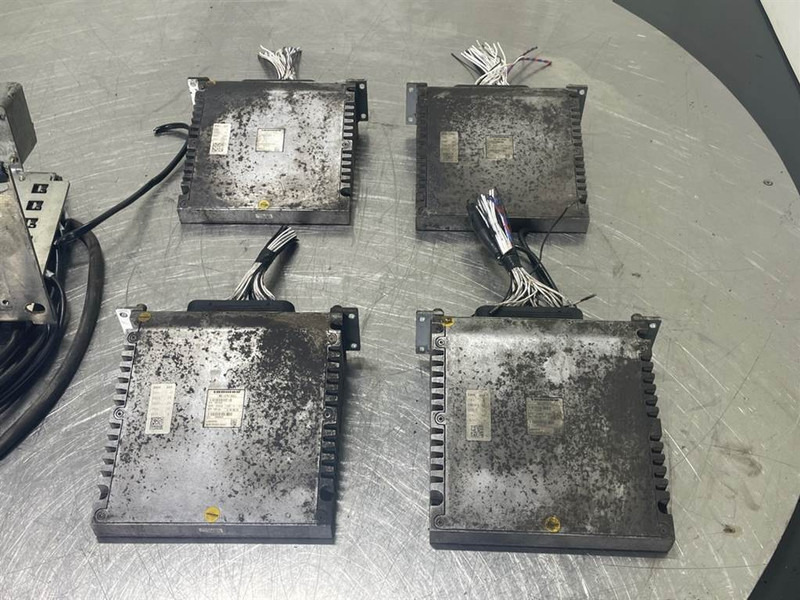 Liebherr A924C-PME1 OUTPUT-ECU/Control box/Steuermodul - Système électrique pour Engins de chantier: photos 3 Liebherr A924C-PME1 OUTPUT-ECU/Control box/Steuermodul - Système électrique pour Engins de chantier: photos 3