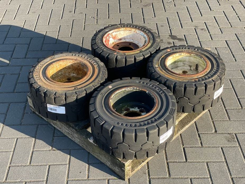 Linde -Trelleborg 200/50-10-Tire/Reifen/Band - Pneus et jantes pour Engins de chantier: photos 1 Linde -Trelleborg 200/50-10-Tire/Reifen/Band - Pneus et jantes pour Engins de chantier: photos 1