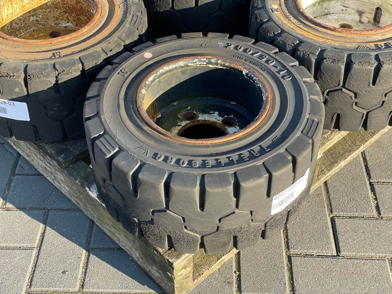 Linde -Trelleborg 200/50-10-Tire/Reifen/Band - Pneus et jantes pour Engins de chantier: photos 2 Linde -Trelleborg 200/50-10-Tire/Reifen/Band - Pneus et jantes pour Engins de chantier: photos 2