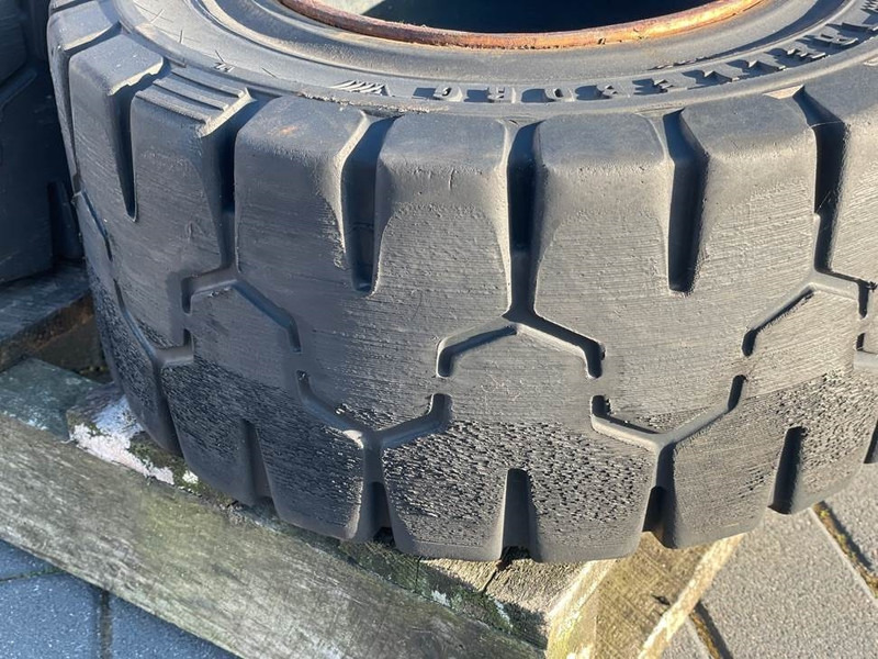 Linde -Trelleborg 200/50-10-Tire/Reifen/Band - Pneus et jantes pour Engins de chantier: photos 3 Linde -Trelleborg 200/50-10-Tire/Reifen/Band - Pneus et jantes pour Engins de chantier: photos 3