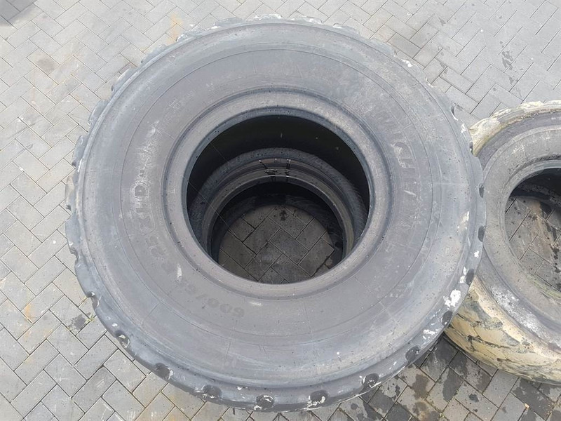 Michelin 600/65R25 - Tyre/Reifen/Band - Pneus et jantes pour Engins de chantier: photos 2 Michelin 600/65R25 - Tyre/Reifen/Band - Pneus et jantes pour Engins de chantier: photos 2