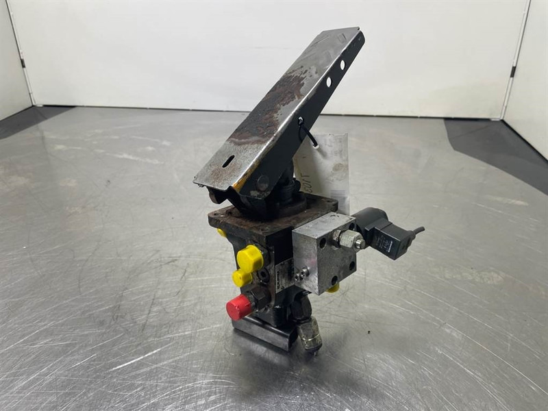 O & K L25.5-Safim 191826/FP3-Brake pedal/Bremspedal - Cabine et intérieur pour Engins de chantier: photos 3 O & K L25.5-Safim 191826/FP3-Brake pedal/Bremspedal - Cabine et intérieur pour Engins de chantier: photos 3