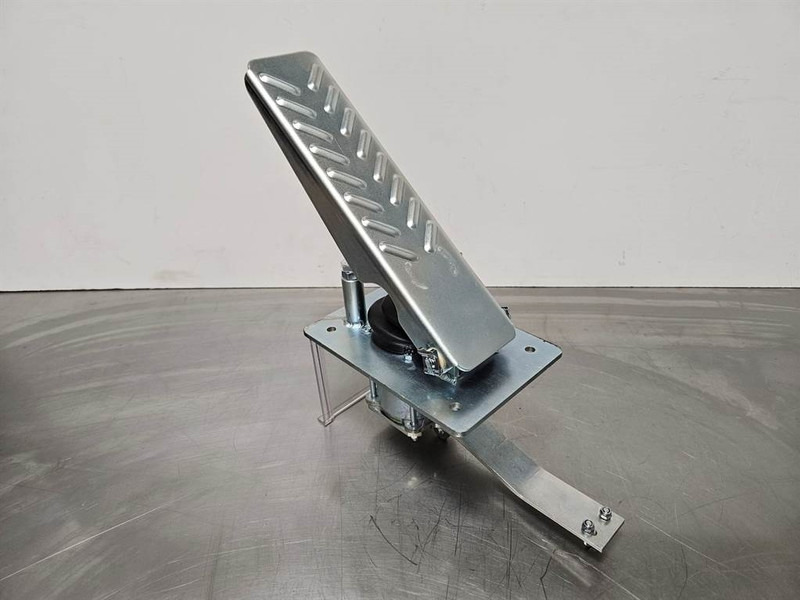 Terex TL/SKL/SKS-5692657905-Gas pedal - Cabine et intérieur pour Engins de chantier: photos 1 Terex TL/SKL/SKS-5692657905-Gas pedal - Cabine et intérieur pour Engins de chantier: photos 1