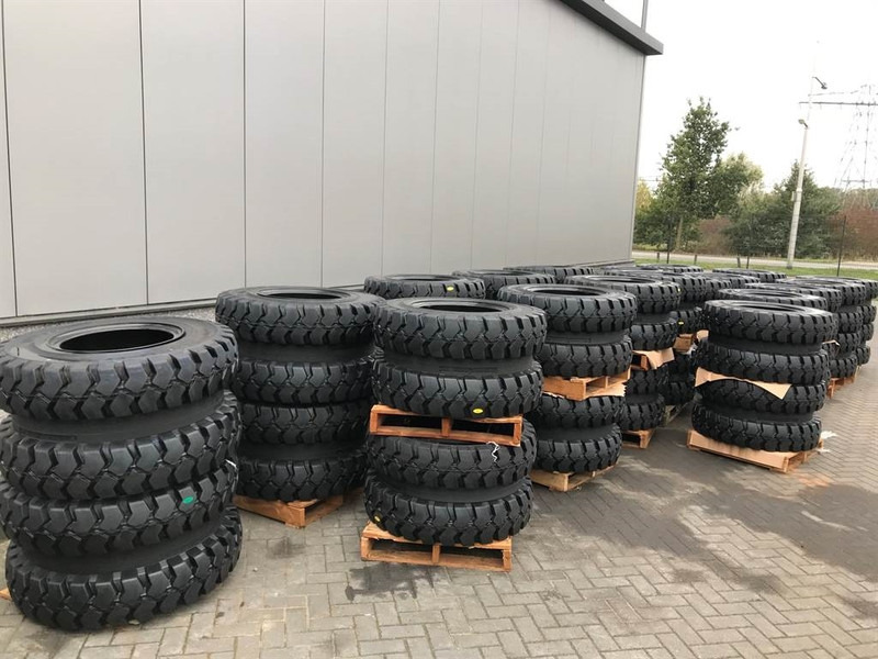 Trelleborg 12.00-20 Dual excavator solid-Tyre/Reifen/Banden - Pneus et jantes pour Engins de chantier: photos 4 Trelleborg 12.00-20 Dual excavator solid-Tyre/Reifen/Banden - Pneus et jantes pour Engins de chantier: photos 4