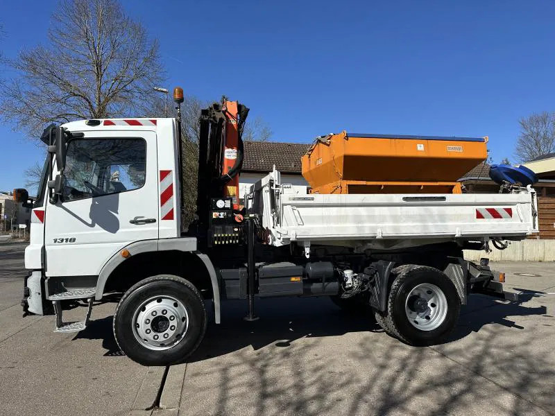 Mercedes-Benz Atego 1318 5 x AK Allrad Kran Palfinger 7001 - Camion benne, Camion grue: photos 1 Mercedes-Benz Atego 1318 5 x AK Allrad Kran Palfinger 7001 - Camion benne, Camion grue: photos 1