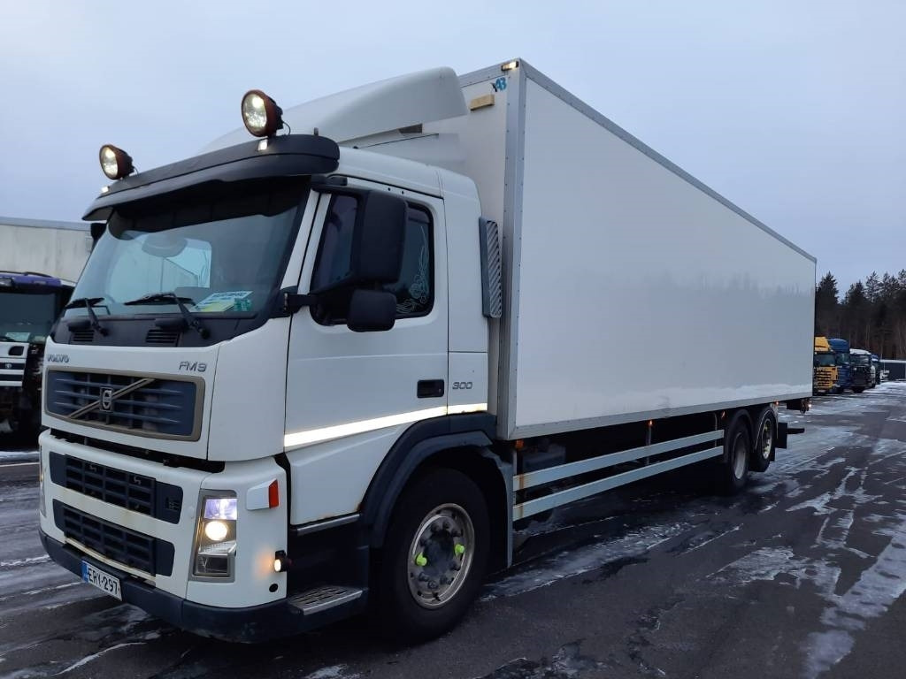 Volvo FM 9 300 - Camion fourgon: photos 1 Volvo FM 9 300 - Camion fourgon: photos 1