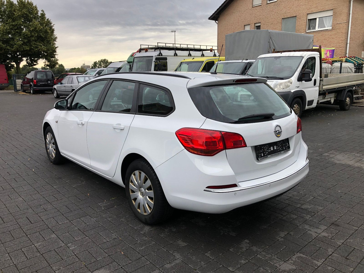 Opel Astra J 1.6 CDTi Sports Tourer Edition - Voiture break: photos 4 Opel Astra J 1.6 CDTi Sports Tourer Edition - Voiture break: photos 4