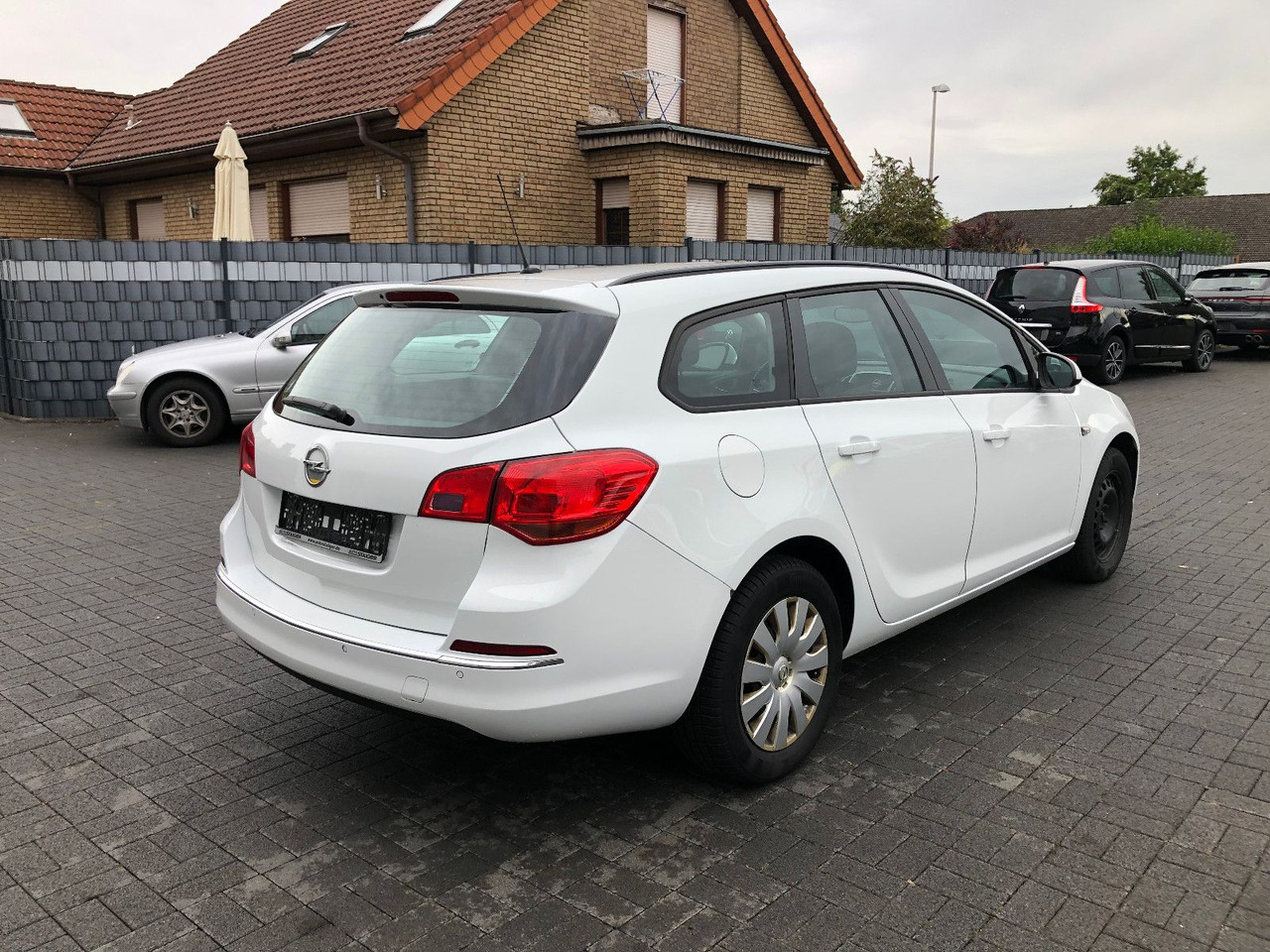 Opel Astra J 1.6 CDTi Sports Tourer Edition - Voiture break: photos 2 Opel Astra J 1.6 CDTi Sports Tourer Edition - Voiture break: photos 2