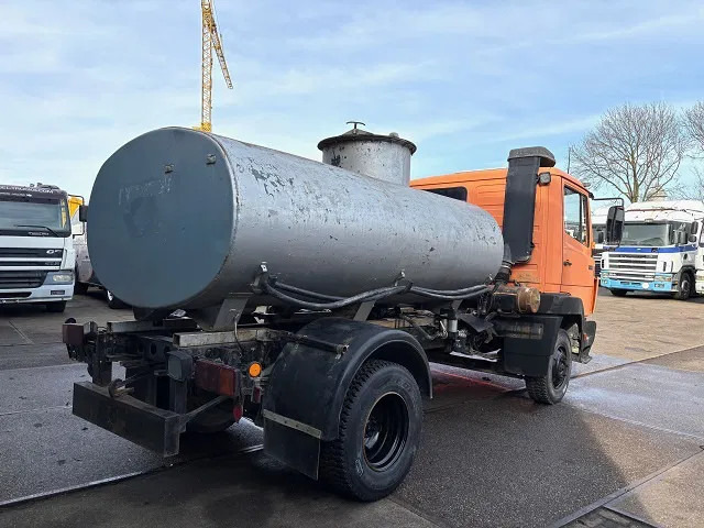 Mercedes-Benz 914 KO RHD 4x2 FULL STEEL TANK TRUCK (6-CILINDER ENGINE / MANUAL GEARBOX / FULL STEEL SUSPENSION) - Camion citerne: photos 3 Mercedes-Benz 914 KO RHD 4x2 FULL STEEL TANK TRUCK (6-CILINDER ENGINE / MANUAL GEARBOX / FULL STEEL SUSPENSION) - Camion citerne: photos 3
