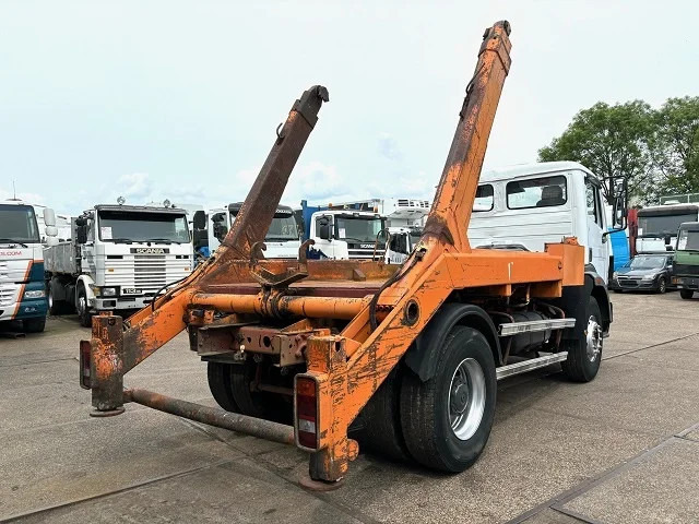 Mercedes-Benz SK 1824 K 4x2 FULL STEEL CHASSIS WITH ATLAS CONTAINER SYSTEM (V6 ENGINE / MANUAL GEARBOX / FULL STEEL SUSPENSION / REDUCTION AXL - Camion multibenne: photos 3 Mercedes-Benz SK 1824 K 4x2 FULL STEEL CHASSIS WITH ATLAS CONTAINER SYSTEM (V6 ENGINE / MANUAL GEARBOX / FULL STEEL SUSPENSION / REDUCTION AXL - Camion multibenne: photos 3