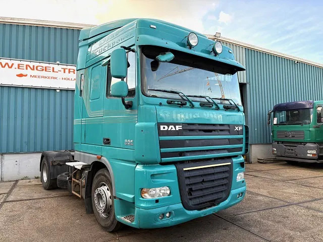 DAF XF 105.460 SPACECAB (EURO 5 / ZF16 MANUAL GEARBOX / P.T.O. / AIRCONDITIONING / FRIDGE UNDER BED / ETC.) - Tracteur routier: photos 2 DAF XF 105.460 SPACECAB (EURO 5 / ZF16 MANUAL GEARBOX / P.T.O. / AIRCONDITIONING / FRIDGE UNDER BED / ETC.) - Tracteur routier: photos 2