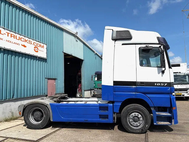 Mercedes-Benz Actros 1857 LS (MP1) MEGASPACE (EPS WITH CLUTCH (3-PEDALS) / RETARDER / REDUCTION AXLE / AIRCONDITIONING) - Tracteur routier: photos 4 Mercedes-Benz Actros 1857 LS (MP1) MEGASPACE (EPS WITH CLUTCH (3-PEDALS) / RETARDER / REDUCTION AXLE / AIRCONDITIONING) - Tracteur routier: photos 4