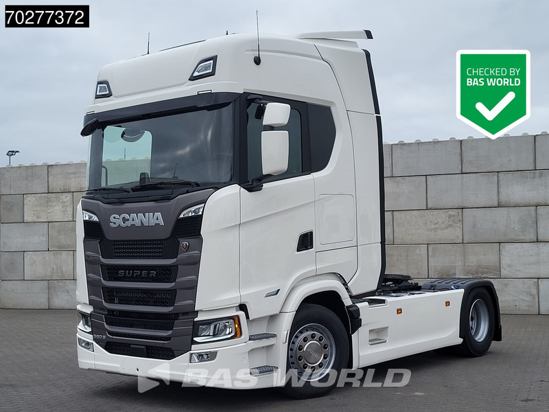 Scania S560 4X2 NEW! Retarder Full-Air 2xTanks Leder Standklima Navi ACC LED - Tracteur routier: photos 1 Scania S560 4X2 NEW! Retarder Full-Air 2xTanks Leder Standklima Navi ACC LED - Tracteur routier: photos 1
