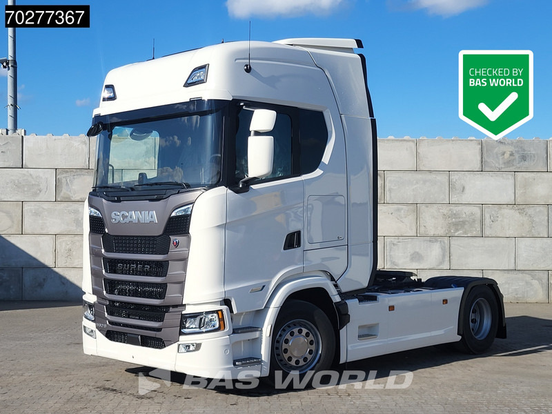 Scania S560 4X2 NEW! Retarder Full-Air 2xTanks Leder Standklima Navi ACC LED - Tracteur routier: photos 1 Scania S560 4X2 NEW! Retarder Full-Air 2xTanks Leder Standklima Navi ACC LED - Tracteur routier: photos 1