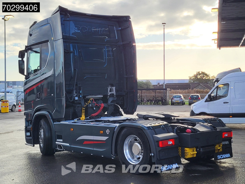 Scania S580 S 4X2 Full-Air Retarder Standairco 2xTanks Leder Navi ACC LED Euro 6 - Tracteur routier: photos 2 Scania S580 S 4X2 Full-Air Retarder Standairco 2xTanks Leder Navi ACC LED Euro 6 - Tracteur routier: photos 2