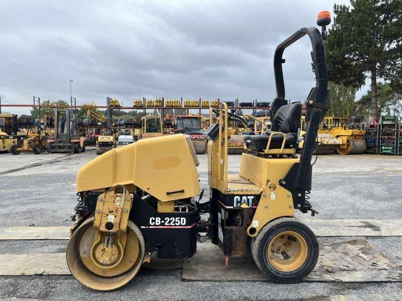 Caterpillar CB225D - Compacteur mixte: photos 4 Caterpillar CB225D - Compacteur mixte: photos 4