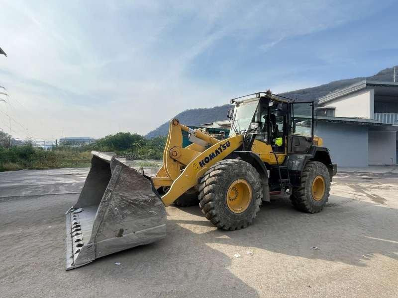 Komatsu WA320-7 - Chargeuse sur pneus: photos 1 Komatsu WA320-7 - Chargeuse sur pneus: photos 1